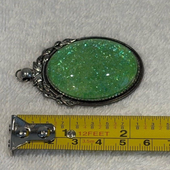 Vintage Victorian Inspired Green Silver Tone Pendant - Picture 4 of 9